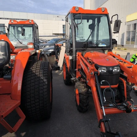 Трактор Kubota B2441 с кабиной и погрузчиком (КУНом)
